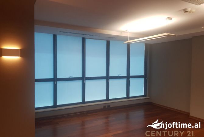 ZYRA PER QIRA NE QENDER TE TIRANES!