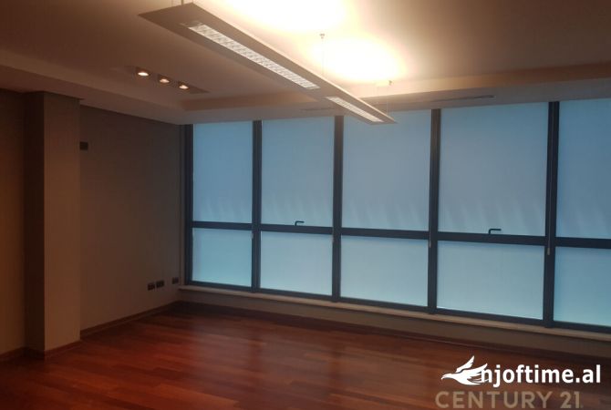 ZYRA PER QIRA NE QENDER TE TIRANES!