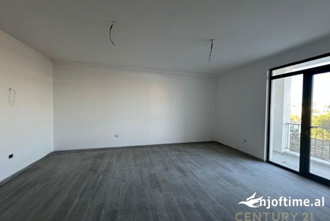 Shtepi ne shitje Apartament ne Tirane, 3+1, Mobilimi Bosh, pa mobiluar, Pagesa 133,000  Euro.