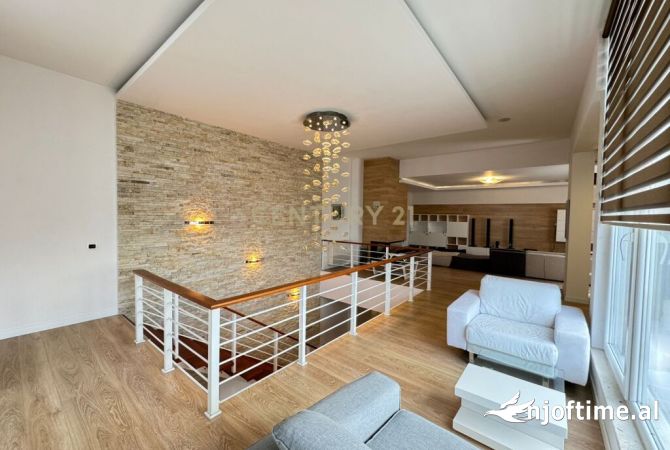 Shtepi ne shitje Duplex(shtepi me 2 kate) ne Tirane, 4+1, Mobilimi E mobiluar, Pagesa 280,000  Euro.