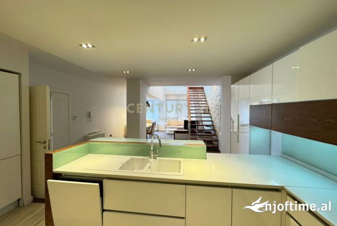 Shtepi ne shitje Duplex(shtepi me 2 kate) ne Tirane, 4+1, Mobilimi E mobiluar, Pagesa 280,000  Euro.