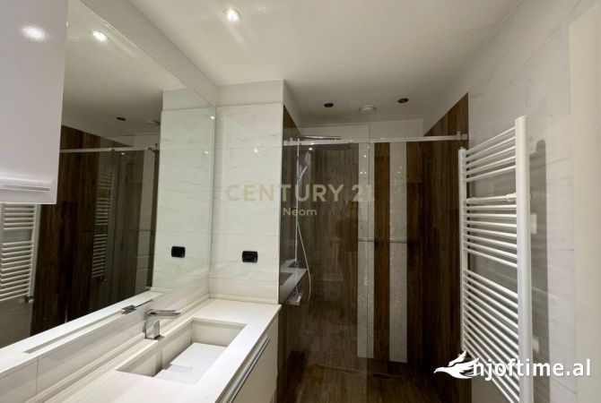 Shtepi ne shitje Duplex(shtepi me 2 kate) ne Tirane, 4+1, Mobilimi E mobiluar, Pagesa 280,000  Euro.