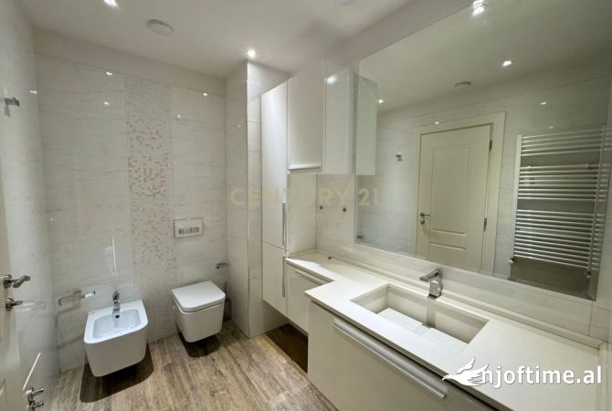 Shtepi ne shitje Duplex(shtepi me 2 kate) ne Tirane, 4+1, Mobilimi E mobiluar, Pagesa 280,000  Euro.