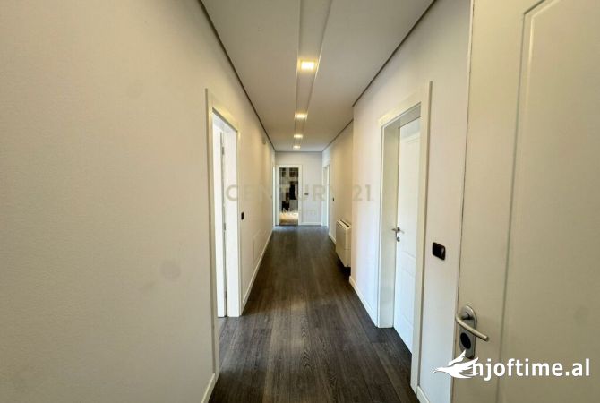 Shtepi ne shitje Duplex(shtepi me 2 kate) ne Tirane, 4+1, Mobilimi E mobiluar, Pagesa 280,000  Euro.