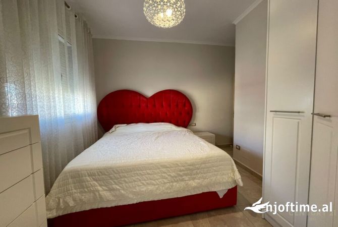 Shtepi ne shitje Apartament ne Tirane, 2+1, Mobilimi E mobiluar, Pagesa 160,000  Euro.