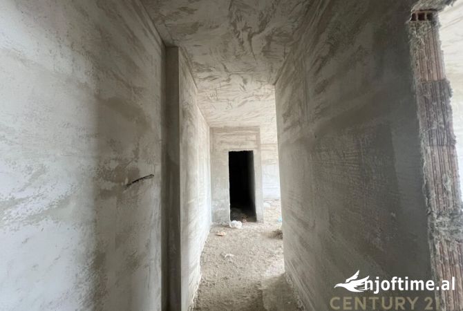 Shtepi ne shitje Apartament ne Tirane, 2+1, Mobilimi Bosh, pa mobiluar, Pagesa 155,000  Euro.