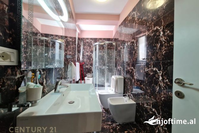 Shtepi ne shitje Apartament ne Tirane, 2+1, Mobilimi E mobiluar, Pagesa 198,000  Euro.