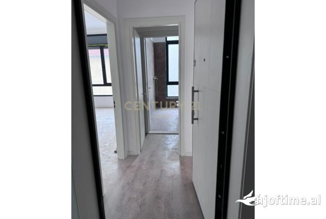 Shtepi ne shitje Apartament ne Tirane, 1+1, Mobilimi Bosh, pa mobiluar, Pagesa 125,000  Euro.