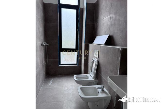 Shtepi ne shitje Apartament ne Tirane, 1+1, Mobilimi Bosh, pa mobiluar, Pagesa 125,000  Euro.