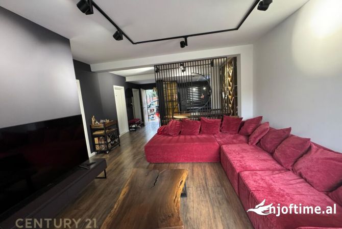 Shtepi ne shitje Apartament ne Tirane, 2+1, Mobilimi E mobiluar, Pagesa 240,000  Euro.