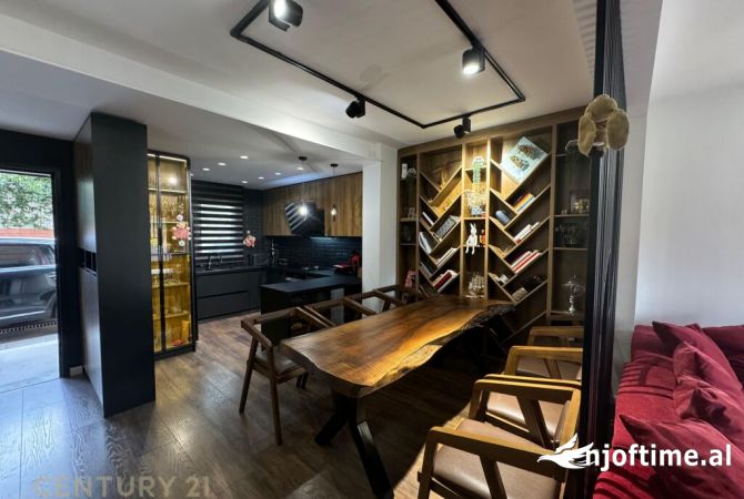 Shtepi ne shitje Apartament ne Tirane, 2+1, Mobilimi E mobiluar, Pagesa 240,000  Euro.