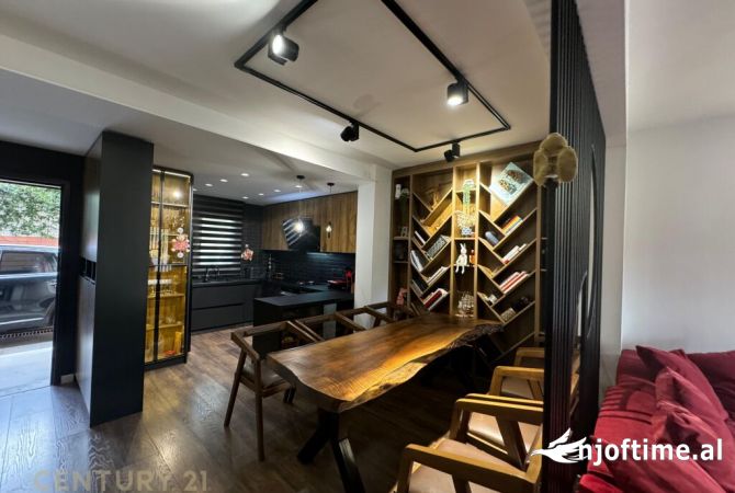 Shtepi ne shitje Apartament ne Tirane, 2+1, Mobilimi E mobiluar, Pagesa 240,000  Euro.