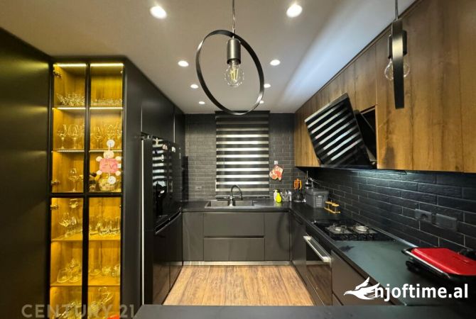 Shtepi ne shitje Apartament ne Tirane, 2+1, Mobilimi E mobiluar, Pagesa 240,000  Euro.