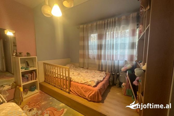 Shtepi ne shitje Apartament ne Tirane, 2+1, Mobilimi E mobiluar, Pagesa 240,000  Euro.