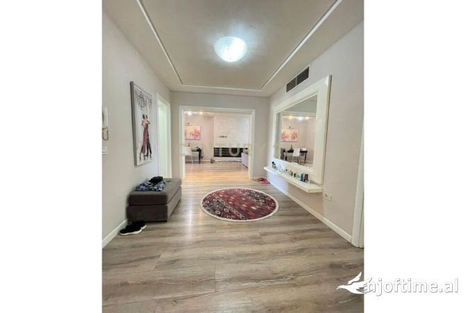 Shtepi ne shitje Apartament ne Tirane, 3+1, Mobilimi E mobiluar, Pagesa 320,000  Euro.