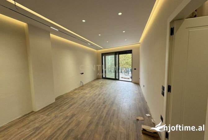 Shtepi ne shitje Apartament ne Tirane, 3+1, Mobilimi Pjeserisht e mobiluar, Pagesa 249,000  Euro.