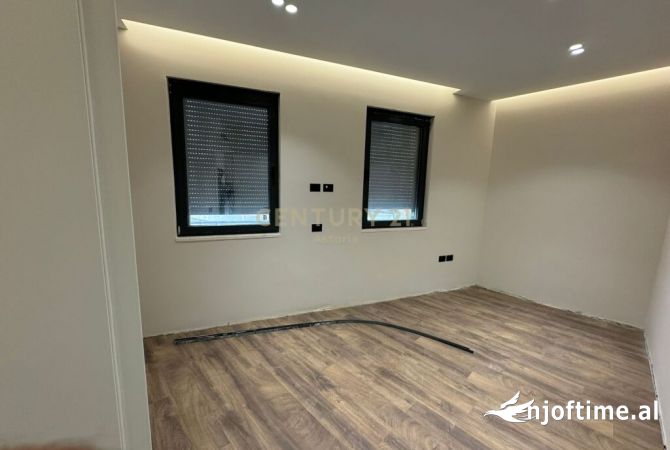 Shtepi ne shitje Apartament ne Tirane, 3+1, Mobilimi Pjeserisht e mobiluar, Pagesa 249,000  Euro.
