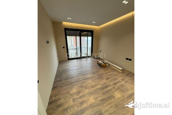 Shtepi ne shitje Apartament ne Tirane, 3+1, Mobilimi Pjeserisht e mobiluar, Pagesa 249,000  Euro.