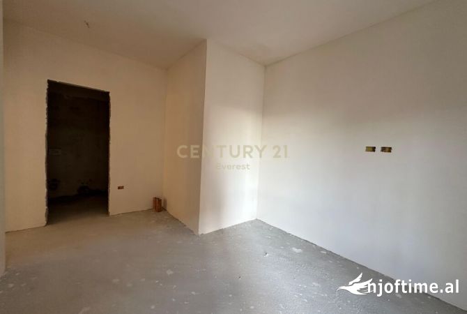 Shtepi ne shitje Apartament ne Tirane, 2+1, Mobilimi Bosh, pa mobiluar, Pagesa 103,000  Euro.