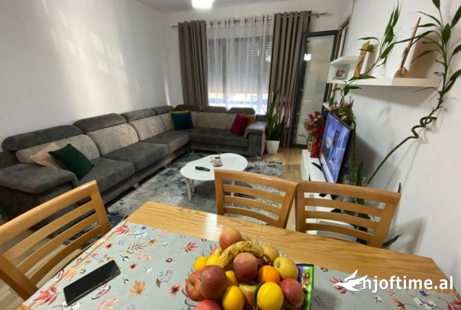 Shtepi ne shitje Apartament ne Tirane, 2+1, Mobilimi E mobiluar, Pagesa 198,000  Euro.