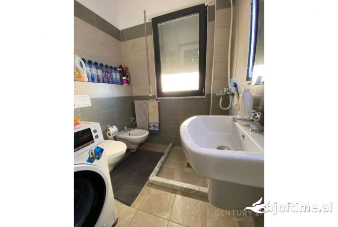 Shtepi ne shitje Apartament ne Tirane, 2+1, Mobilimi E mobiluar, Pagesa 198,000  Euro.