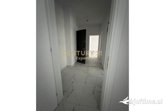 Shtepi ne shitje Apartament ne Tirane, 2+1, Mobilimi Bosh, pa mobiluar, Pagesa 90,000  Euro.