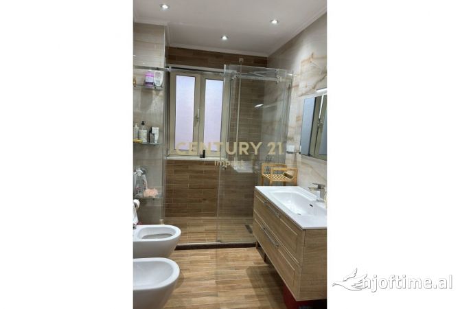 Shtepi ne shitje Apartament ne Tirane, 2+1, Mobilimi E mobiluar, Pagesa 250,000  Euro.