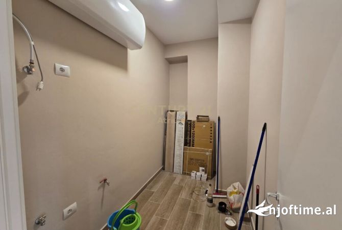 Shtepi me qera Apartament ne Tirane, 3+1, Mobilimi Pjeserisht e mobiluar, Pagesa 1,400  Euro.