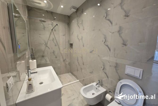 Shtepi me qera Apartament ne Tirane, 3+1, Mobilimi Pjeserisht e mobiluar, Pagesa 1,400  Euro.