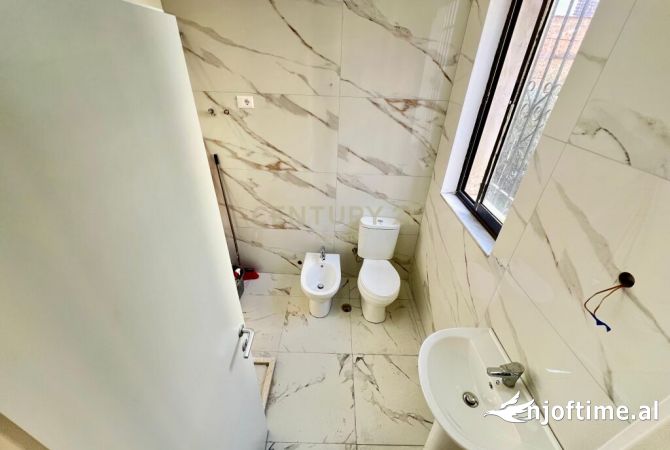 Shtepi ne shitje Apartament ne Tirane, 2+1, Mobilimi Pjeserisht e mobiluar, Pagesa 187,000  Euro.