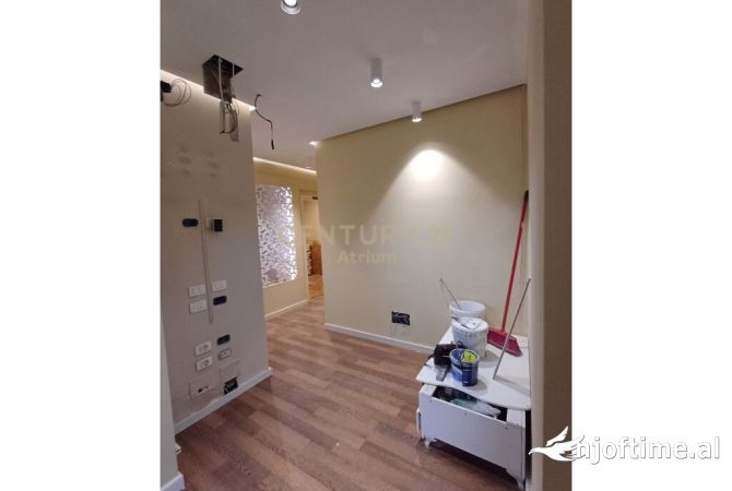 Shtepi ne shitje Apartament ne Tirane, Garsoniere, Mobilimi Bosh, pa mobiluar, Pagesa 330,000  Euro.