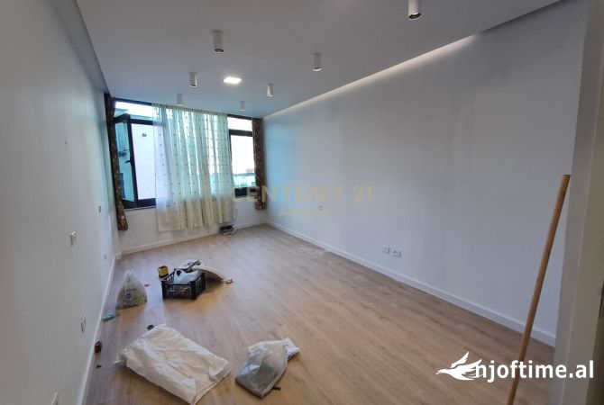 Shtepi ne shitje Apartament ne Tirane, Garsoniere, Mobilimi Bosh, pa mobiluar, Pagesa 330,000  Euro.