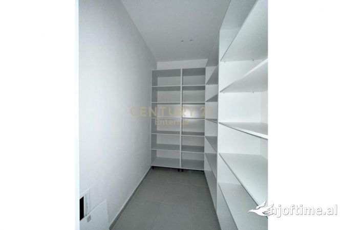 Shtepi ne shitje Apartament ne Tirane, 1+1, Mobilimi Pjeserisht e mobiluar, Pagesa 140,000  Euro.