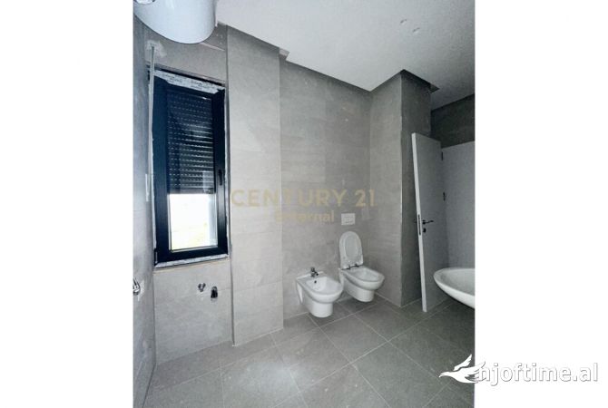 Shtepi ne shitje Apartament ne Tirane, 1+1, Mobilimi Pjeserisht e mobiluar, Pagesa 140,000  Euro.