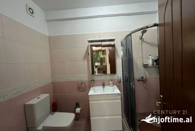 Shtepi ne shitje Apartament ne Tirane, 2+1, Mobilimi E mobiluar, Pagesa 110,000  Euro.