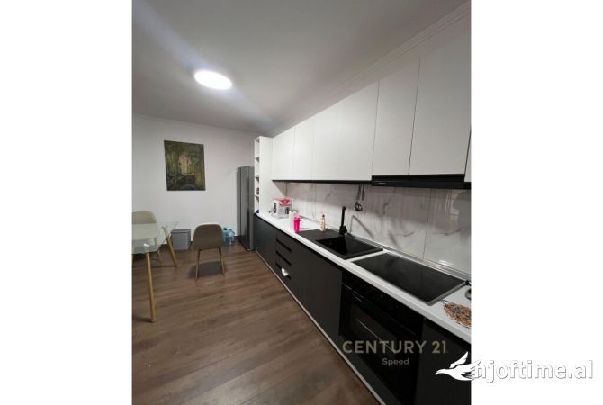 Shtepi ne shitje Apartament ne Tirane, 2+1, Mobilimi E mobiluar, Pagesa 175,000  Euro.