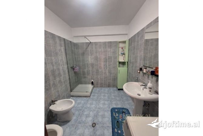 Shtepi ne shitje Apartament ne Tirane, 2+1, Mobilimi E mobiluar, Pagesa 175,000  Euro.