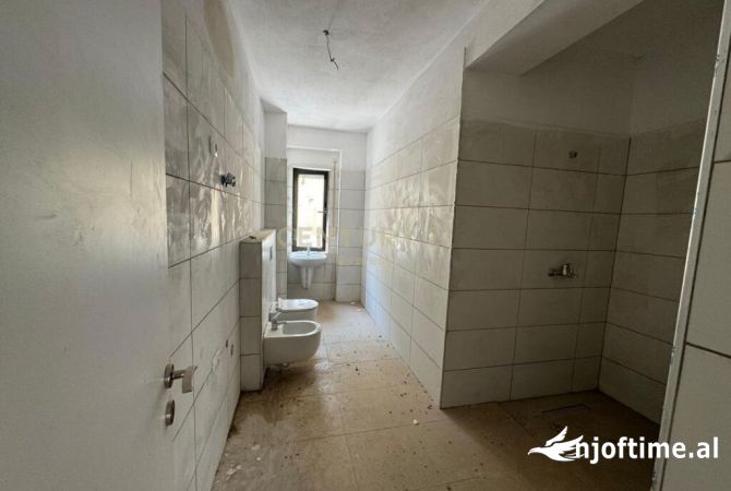 Shtepi ne shitje Apartament ne Tirane, 2+1, Mobilimi Bosh, pa mobiluar, Pagesa 220,000  Euro.