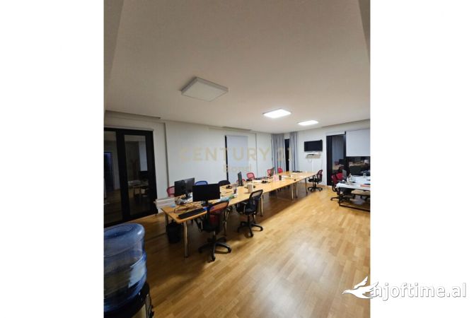 Ambient biznesi me qera 3+1 ne Tirane - 2,500 Euro