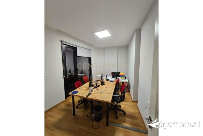 Ambient biznesi me qera 3+1 ne Tirane - 2,500 Euro