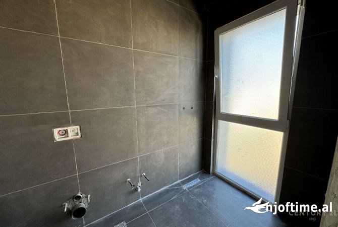 Shtepi ne shitje Apartament ne Tirane, 2+1, Mobilimi Bosh, pa mobiluar, Pagesa 157,000  Euro.