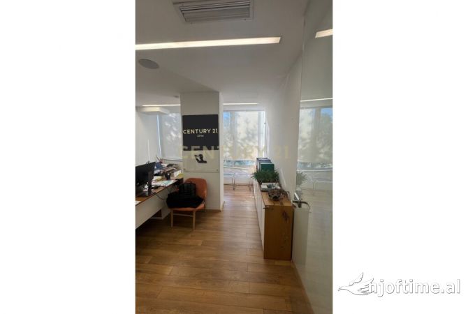 Ambient biznesi me qera 3+1 ne Tirane - 1,100 Euro