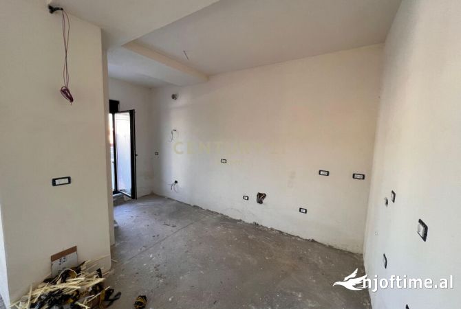 Shtepi ne shitje Apartament ne Tirane, 3+1, Mobilimi Bosh, pa mobiluar, Pagesa 260,000  Euro.