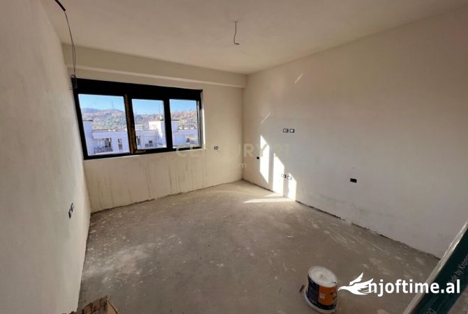 Shtepi ne shitje Apartament ne Tirane, 3+1, Mobilimi Bosh, pa mobiluar, Pagesa 260,000  Euro.