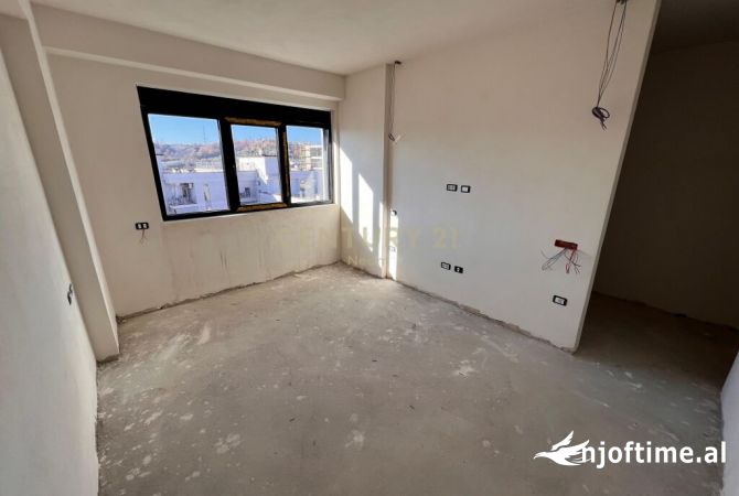 Shtepi ne shitje Apartament ne Tirane, 3+1, Mobilimi Bosh, pa mobiluar, Pagesa 260,000  Euro.