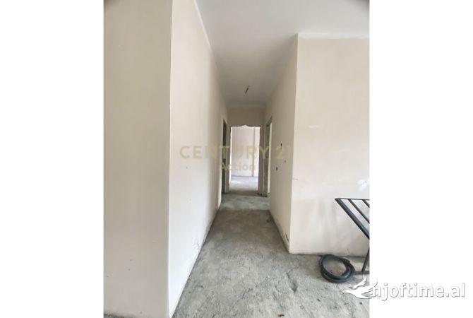 Shtepi ne shitje Apartament ne Tirane, 2+1, Mobilimi Bosh, pa mobiluar, Pagesa 216,000  Euro.