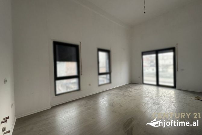 Shtepi ne shitje Apartament ne Tirane, 2+1, Mobilimi Bosh, pa mobiluar, Pagesa 180,000  Euro.