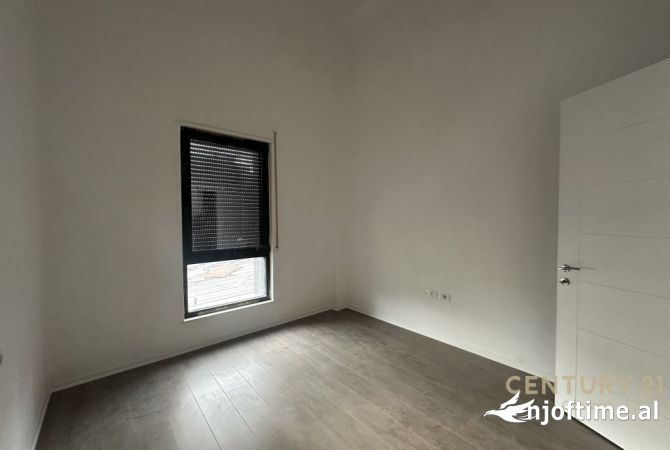Shtepi ne shitje Apartament ne Tirane, 2+1, Mobilimi Bosh, pa mobiluar, Pagesa 180,000  Euro.