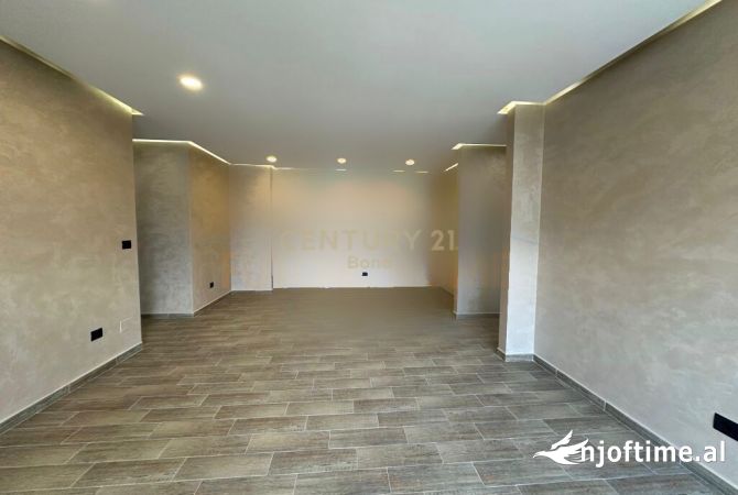 Shtepi ne shitje Apartament ne Tirane, 4+1, Mobilimi Pjeserisht e mobiluar, Pagesa 260,000  Euro.