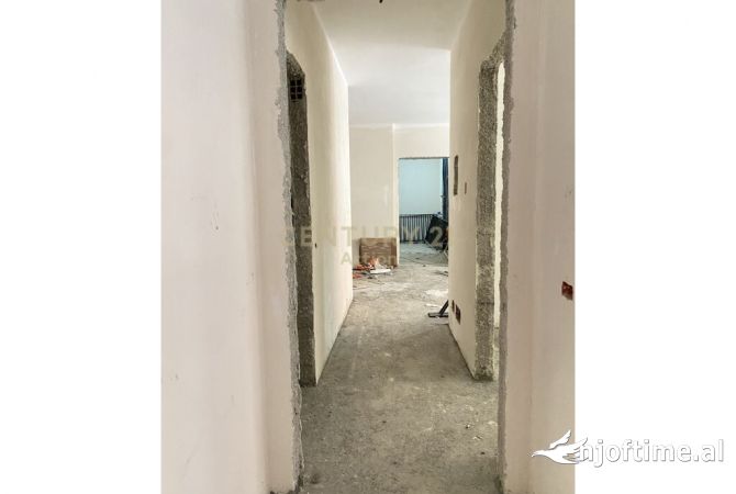 Shtepi ne shitje Apartament ne Tirane, 2+1, Mobilimi Bosh, pa mobiluar, Pagesa 204,000  Euro.